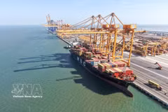 Le premier navire commercial accoste aux quais 3 et 4 du port de Hai Phong. Photo : VNA