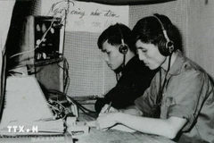 Un télégraphiste de la section B8, de l'Agence de presse de libération en train d’émettre et de recevoir des dépêches. Photo: VNA