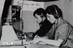 Un télégraphiste de la section B8, de l'Agence de presse de libération en train d’émettre et de recevoir des dépêches. Photo: VNA