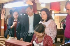 L'ambassadeur du Vietnam à Cuba Lê Quang Long découvre le processus méticuleux de roulage du tabac à la main, un art traditionnel préservé depuis des générations à Cuba. Photo : VNA