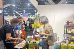 Les clients internationaux sont séduits par les produits vietnamiens grâce à leurs saveurs naturelles et leurs emballages attractifs. Photo: VNA 