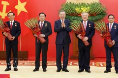 Le secrétaire général To Lam remet l'Ordre d'exploit militaire à de hauts responsables. Photo: VNA