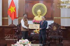 Le consul général d'Inde à Ho Chi Minh-Ville (gauche) offre un cadeau commémoratif au dirigeant de la ville de Can Tho. Photo: VNA
