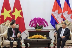 Le vice-président du PPC Say Chhum (à droite), reçoit le membre du Comité central et vice-ministre des Affaires étrangères du Vietnam, Nguyen Manh Cuong. Photo: VNA