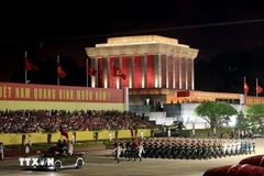 Le bloc d'honneur des trois armées (Marine, Armée de terre et Force aérienne) défile sur la place Ba Dinh. Photo: VNA