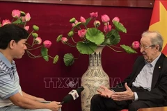 L'ancien diplomate et président de l'Association internationale des Amis de la Révolution algérienne, Noureddine Djoudi interviewé par le correspondant de la VNA. Photo: VNA