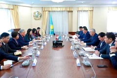 Lors de la séance de travail entre le vice-Premier ministre permanent du Vietnam, Nguyen Hoa Binh et le vice-Premier ministre et ministre de l'Économie nationale du Kazakhstan, Serik Zhumangarin. Photo : VNA