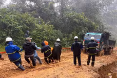 Des ouvriers de la Compagnie d’électricité de Quang Tri surmontent les difficultés pour rétablir l’alimentation électrique dans les villages enclavés avant le 15 décembre. Photo: VNA