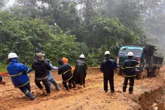 Des ouvriers de la Compagnie d’électricité de Quang Tri surmontent les difficultés pour rétablir l’alimentation électrique dans les villages enclavés avant le 15 décembre. Photo: VNA