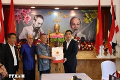 L’ambassadeur vietnamien, Pham Viet Hung (à droite) remet un cadeau à ,Nguyen Van Tri, président de l'Association des Vietnamiens de Sa Kaeo. Photo : VNA