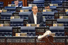 Le ministre des Communications, Fahmi Fadzil, s'exprime devant le Parlement malaisien. Photo : VNA