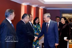 Le secrétaire général du Parti communiste du Vietnam (PCV) et président du Vietnam, To Lam, et son épouse rencontrent les proches de généraux, d’experts et de personnalités ayant contribué à l’amitié Vietnam–Chine. Photo : VNA