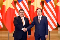 Le président de l'Assemblée nationale (AN) du Vietnam, Trân Thanh Mân (droite) et le président de la Chambre des représentants malaisienne et président de l'AIPA-46, Dato' Johari Bin Abdul en octobre 2024. Photo: VNA