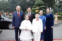 Le secrétaire général To Lam (gauche) et son épouse (premier à droite), ainsi que le secrétaire général et président du Laos Thongloun Sisoulith et son épouse. Photo: VNA