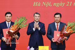 Le Premier ministre Le Minh Hung remet les décisions à Nguyen Tien Hai, ministre de l'Intérieur par intérim, et à Nguyen Hoai Anh, vice-ministre permanent des Affaires ethniques et religieuses. Photo: VNA