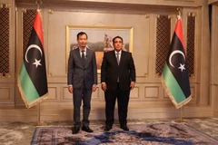 L'ambassadeur du Vietnam en Égypte et simultanément en Libye, Nguyen Nam Duong, présente ses lettres de créance du président Luong Cuong au président du Conseil présidentiel libyen, Muhammad Al-Menfi. Photo : VNA 