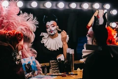 Au cœur de « After Glow », le personnage principal — « Lovelark, le bouffon royal » — constitue le fil rouge qui relie l’ensemble de la représentation. Photo : Sun Group