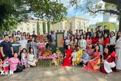 Des Vietnamiens de Singapour déposent des fleurs au pied de la statue du Président Ho Chi Minh, au Musée des civilisations asiatiques de Singapour, à l’occasion du 80e anniversaire de la Révolution d’août et de la Fête nationale, le 2 septembre. Photo : VNA