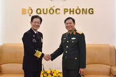 Le général Nguyen Tan Cuong (à droite) reçoit l'amiral Saito Akira. (Photo : Journal de l'Armée populaire)