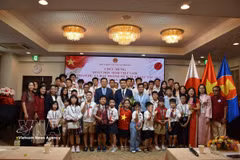 L'ambassadeur du Vietnam au Japon, Pham Quang Hieu, pose avec les jeunes lauréats vietnamiens du World Mathematics Invitational (WMI) 2026. Photo : VNA