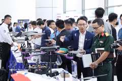 Stands d'exposition lors de la cérémonie de lancement de trois réseaux d'innovation dans les secteurs des technologies stratégiques, le 25 août 2025. Photo d'illustration : VNA