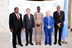 La présidente de l'UIP, Tulia Ackson (au centre), et le secrétaire général de l'UIP, Martin Chungong (1er à gauche), accueillent le président de l'Assemblée nationale, Tran Thanh Man (2e à gauche), à la cérémonie d'ouverture de la 6e Conférence mondiale des présidents de parlement à Genève, le 29 juillet. Photo : VNA
