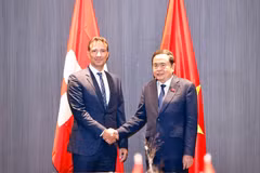 Le président de l’Assemblée nationale Vietnam Tran Thanh Man (à droite) rencontre le président du Conseil des États (Sénat suisse), Andrea Caroni. Photo : VNA