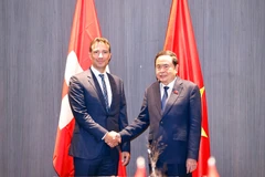 Le président de l’Assemblée nationale Vietnam Tran Thanh Man (à droite) rencontre le président du Conseil des États (Sénat suisse), Andrea Caroni. Photo : VNA