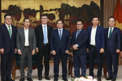 Le Premier ministre Pham Minh Chinh reçoit à Hanoï, Kim Hyoung-nyon, vice-président du groupe sud-coréen Dunamu, et Lee Eun-hyung, vice-président du groupe Hana. Photo : VNA