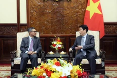 Le président Luong Cuong (droite) et l'ambassadeur d'Indonésie au Vietnam Denny Abdi. Photo: VNA