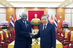 Le secrétaire général du Parti communiste du Vietnam Tô Lâm (à droite), reçoit le président de l'Assemblée nationale du Pouvoir populaire et du Conseil d'État de Cuba, Esteban Lazo Hernández. Photo : VNA