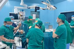 Des médecins de l’hôpital Binh Dan de Hô Chi Minh-Ville réalisent une intervention chirurgicale d’urgence sur un habitant de Con Dao souffrant de multiples blessures. Photo : VNA