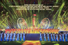 Le soir du 3 mai 2025, au stade provincial de Dien Bien Phu, le Comité populaire de la province de Dien Bien a organisé un programme artistique spécial, en l'honneur du 50e anniversaire de la Libération du Sud et de la réunification nationale, du 71e anniversaire de la victoire de Dien Bien Phu, ainsi que du 135e anniversaire de naissance du Président Ho Chi Minh. Photo: VNA