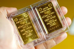Toute transaction d'or de 20 millions de dongs ou plus par jour doit être effectuée via le compte de paiement du client et le compte de l'entreprise de négoce d'or auprès d'une banque commerciale ou d'une succursale d'une banque étrangère. Photo: baochinhphu.vn