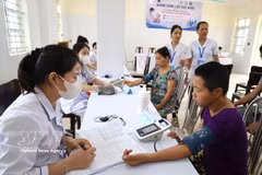 Des examens médicaux périodiques et des dépistages gratuits sont organisés au Centre de protection sociale n°1 de Nam Dinh, dans la commune de Xuan Truong (province de Ninh Binh). Photo: VNA