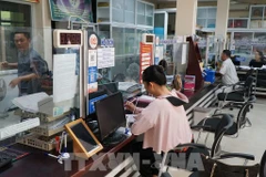 Effectuer des démarches administratives au Comité populaire du quartier de Hai Chau 1 (district de Hai Chau, ville de Da Nang). Photo : VNA