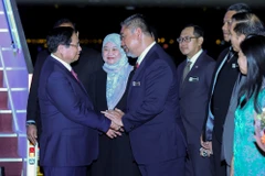 À son arrivée à l'aéroport international de Kuala Lumpur, le Premier ministre vietnamien Pham Minh Chinh a été accueilli par la ministre malaisienne de l'Éducation, Fadhlina Sidek et l'ambassadeur de Malaisie au Vietnam, Dato' Tan Yang Thai. Photo: baochinhphu.vn