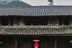 Helly Tong, célèbre pour son style de vie éco-responsable, affiche souvent son élégance et sa proximité avec la culture à travers des photos portant l'ao dài et l'ao bà ba dans des lieux anciens comme Hôi An, Hà Giang ou des villages artisanaux traditionnels. Photo : FB de la personnalité