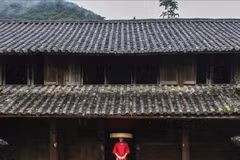 Helly Tong, célèbre pour son style de vie éco-responsable, affiche souvent son élégance et sa proximité avec la culture à travers des photos portant l'ao dài et l'ao bà ba dans des lieux anciens comme Hôi An, Hà Giang ou des villages artisanaux traditionnels. Photo : FB de la personnalité
