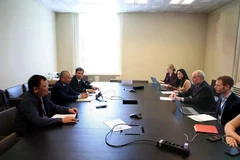 La délégation vietnamienne à une réunion bilatérale avec des représentants de la délégation américaine. Photo: VNA