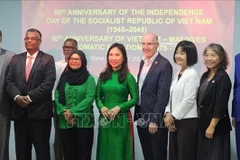 L'ambassadrice Trinh Thi Tam et ses invités lors de la cérémonie célébrant le 80e anniversaire de la Fête nationale du Vietnam et le 50e anniversaire de l'établissement des relations diplomatiques entre le Vietnam et les Maldives. Photo : VNA