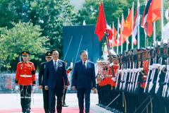 Les dirigeants des deux pays passent en revue la garde d’honneur des Forces armées royales thaïlandaises. Photo : VNA