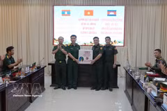 La Division 10 offre des cadeaux à une délégation de jeunes officiers militaires du Laos et du Cambodge. Photo : VNA