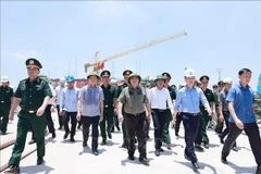 Le Premier ministre Pham Minh Chinh inspecte l'avancement des travaux de construction du nouveau pont de Phong Châu sur la route nationale 32C, province de Phu Tho. Photo: VNA