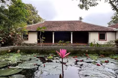 La beauté ancestrale de cette vieille maison se fond harmonieusement dans le jardin, créant une atmosphère sereine et paisible. Photo : VNA
