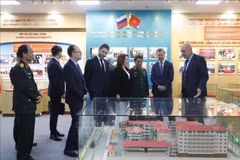 Le premier vice-président du Conseil de la Fédération de l'Assemblée fédérale de Russie, Andrey Vladimirovitch Yatskin, visite la Maison traditionnelle du Centre tropical Vietnam-Russie. Photo: VNA