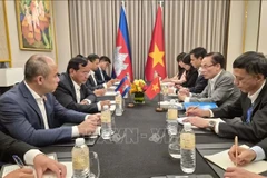 Le ministre Le Hoai Trung a rencontré le vice-Premier ministre et ministre des Affaires étrangères et de la Coopération internationale du Cambodge, Prak Sokhonn. Photo : VNA