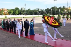 Le président de l'Assemblée nationale cubaine, Esteban Lazo Hernández, accompagné de la délégation cubaine, rend hommage au Président Hô Chi Minh en son mausolée à Hanoï. Photo: VNA