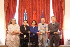 L'ambassadrice du Vietnam Ngô Minh Nguyêt (centre) et les ambassadeurs d'Indonésie, des Philippines et de Thaïlande. Photo : VNA