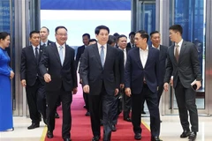 Le président Luong Cuong inspecte les préparatifs de la cérémonie d’ouverture à la signature et de la conférence de haut niveau de la Convention des Nations Unies contre la cybercriminalité. Photo: VNA